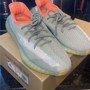 YEEZY SAGE SIZE 8.5